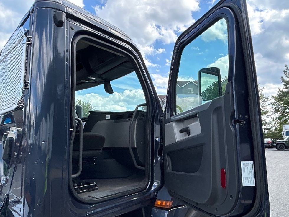 Day Cab Tractor-Heavy Duty Tractors-Freightliner-2020-T12664ST-Prince George-VA-399,258\n\t\tmiles-$ 55,750 - Image 12