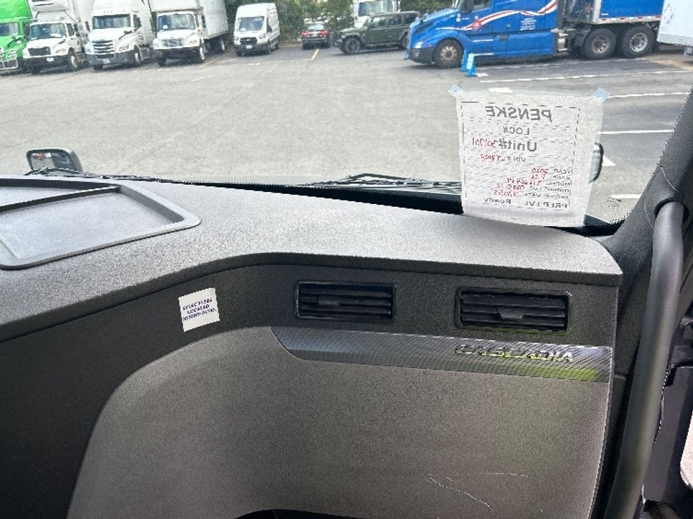 Day Cab Tractor-Heavy Duty Tractors-Freightliner-2020-T12664ST-Prince George-VA-399,258\n\t\tmiles-$ 55,750 - Image 13