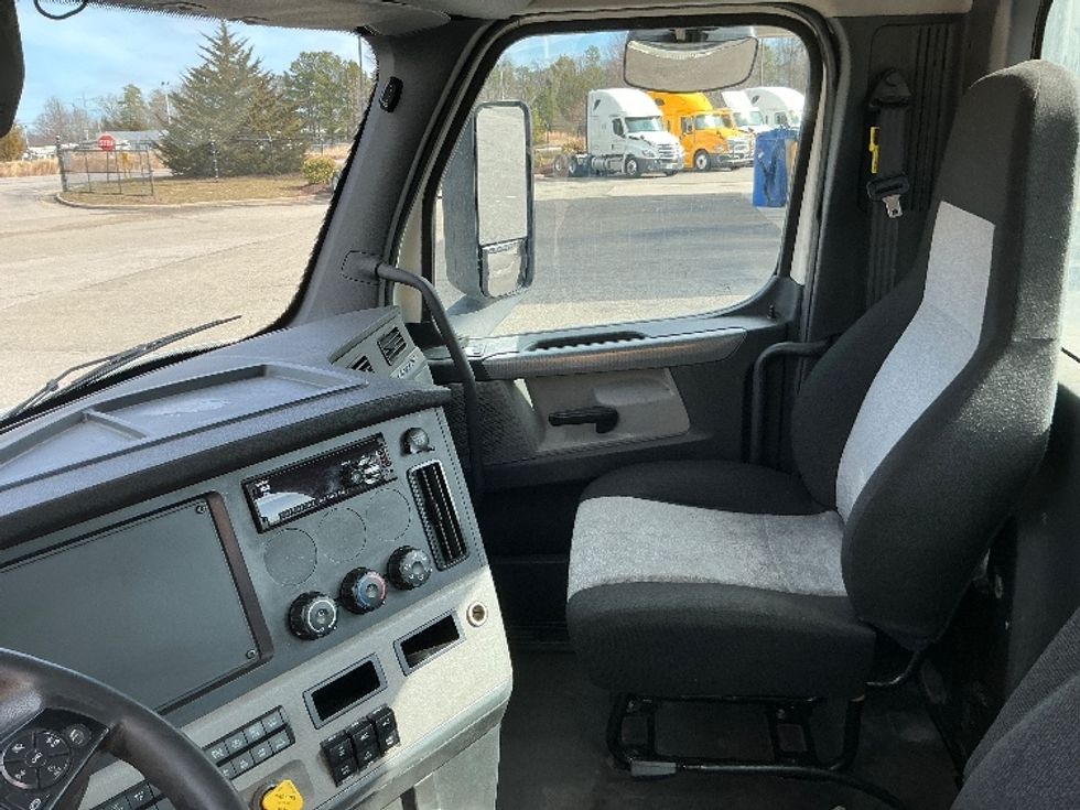 Day Cab Tractor-Heavy Duty Tractors-Freightliner-2020-T12664ST-Prince George-VA-846,897\n\t\tmiles-$ 28,750 - Image 10