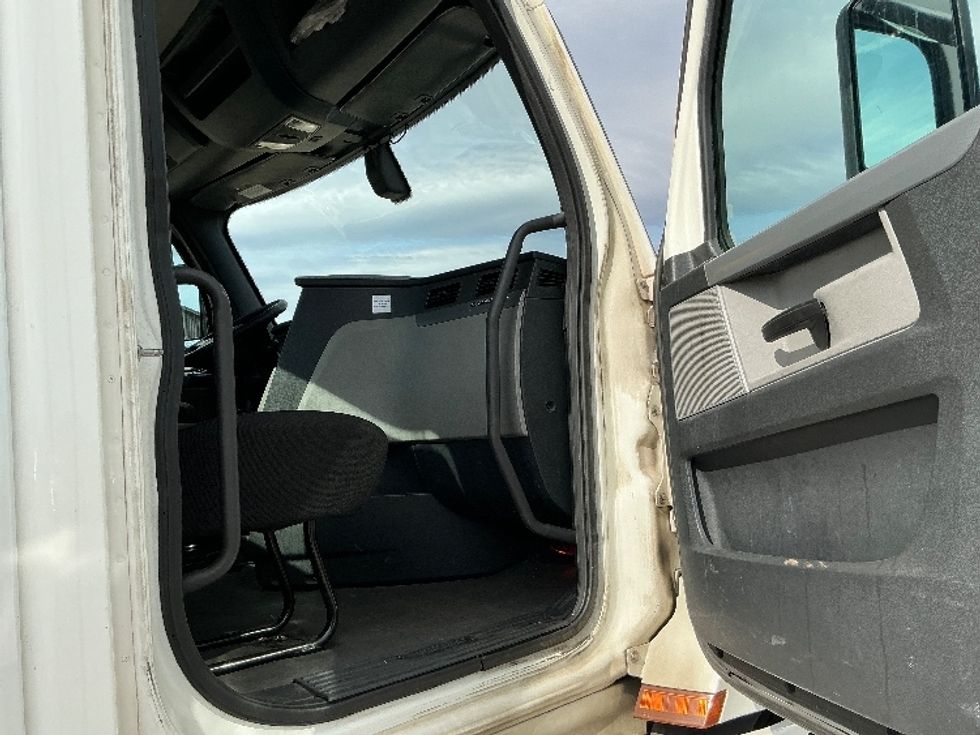 Day Cab Tractor-Heavy Duty Tractors-Freightliner-2020-T12664ST-Prince George-VA-846,897\n\t\tmiles-$ 28,750 - Image 12