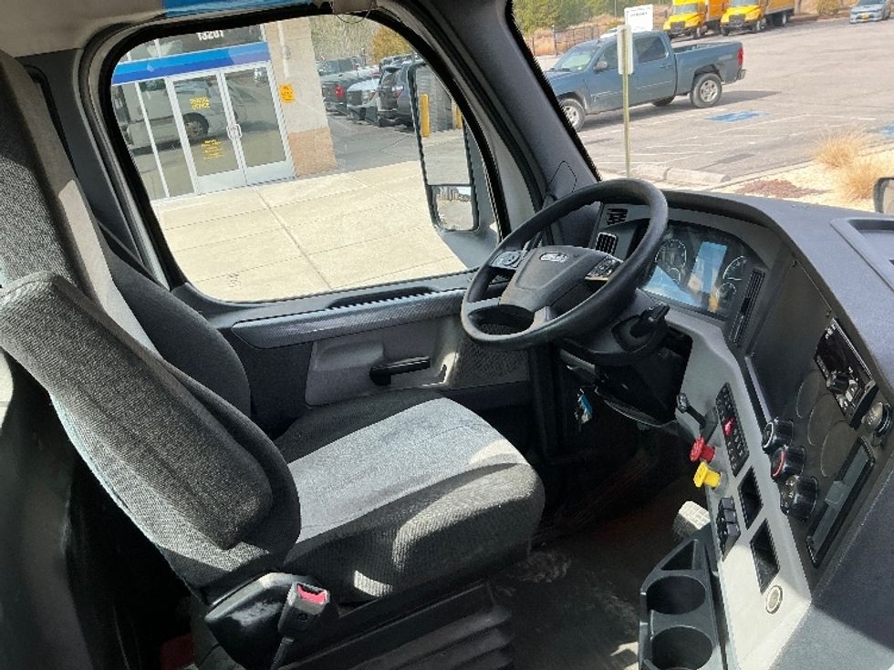 Day Cab Tractor-Heavy Duty Tractors-Freightliner-2020-T12664ST-Prince George-VA-846,897\n\t\tmiles-$ 28,750 - Image 14