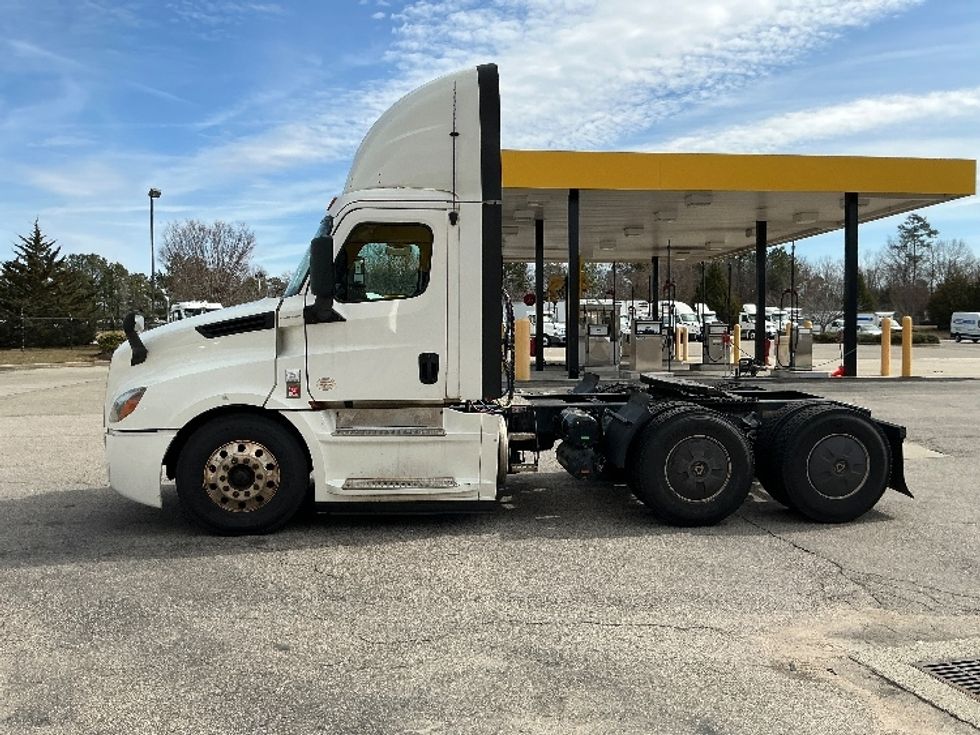 Day Cab Tractor-Heavy Duty Tractors-Freightliner-2020-T12664ST-Prince George-VA-846,897\n\t\tmiles-$ 28,750 - Image 4