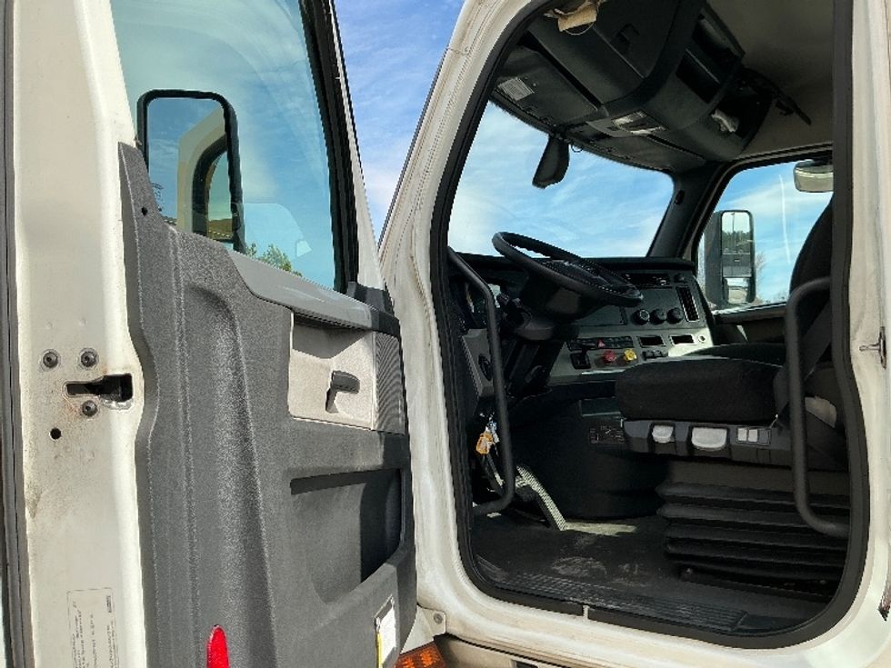 Day Cab Tractor-Heavy Duty Tractors-Freightliner-2020-T12664ST-Prince George-VA-846,897\n\t\tmiles-$ 28,750 - Image 9