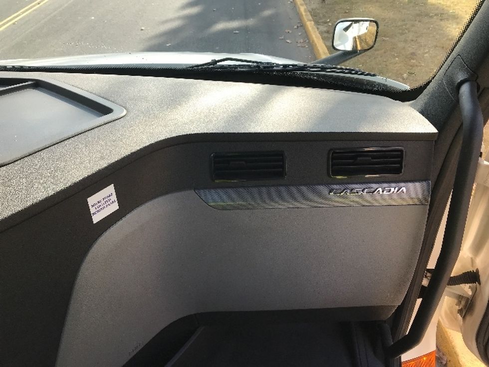 Day Cab Tractor-Heavy Duty Tractors-Freightliner-2020-T12664ST-Reading-PA-513,375\n\t\tmiles-$ 45,750 - Image 13