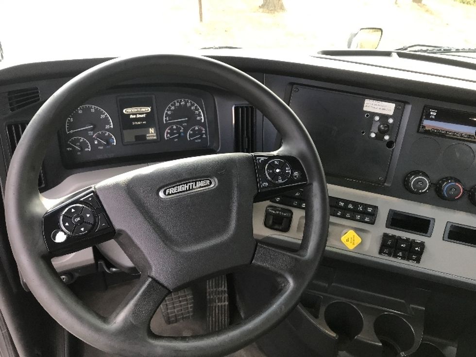 Day Cab Tractor-Heavy Duty Tractors-Freightliner-2020-T12664ST-Reading-PA-555,412\n\t\tmiles-$ 34,250 - Image 11