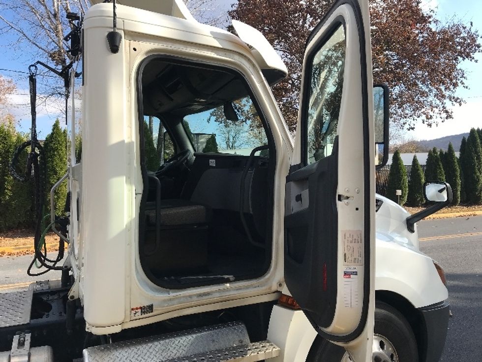 Day Cab Tractor-Heavy Duty Tractors-Freightliner-2020-T12664ST-Reading-PA-555,412\n\t\tmiles-$ 34,250 - Image 12