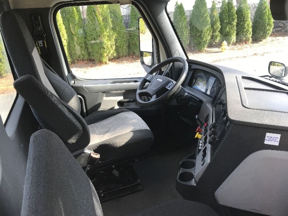 Day Cab Tractor-Heavy Duty Tractors-Freightliner-2020-T12664ST-Reading-PA-555,412\n\t\tmiles-$ 34,250 - Image 14