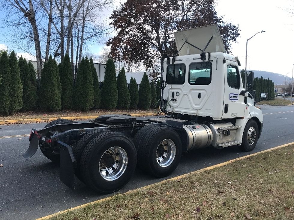Day Cab Tractor-Heavy Duty Tractors-Freightliner-2020-T12664ST-Reading-PA-555,412\n\t\tmiles-$ 34,250 - Image 7