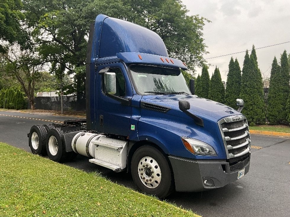 Day Cab Tractor-Heavy Duty Tractors-Freightliner-2020-T12664ST-Reading-PA-772,954\n\t\tmiles-$ 25,250 - Image 1
