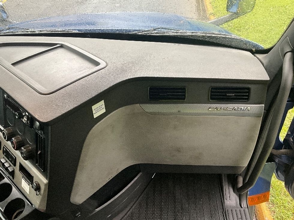 Day Cab Tractor-Heavy Duty Tractors-Freightliner-2020-T12664ST-Reading-PA-772,954\n\t\tmiles-$ 25,250 - Image 13