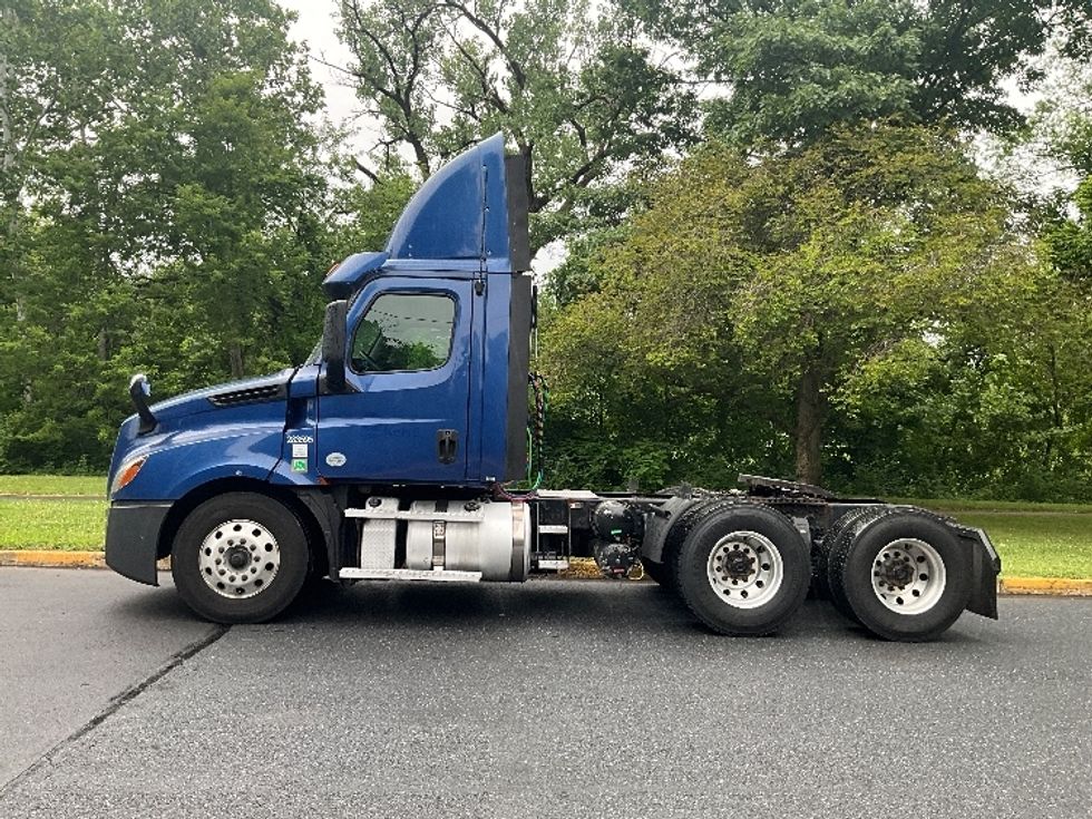 Day Cab Tractor-Heavy Duty Tractors-Freightliner-2020-T12664ST-Reading-PA-772,954\n\t\tmiles-$ 25,250 - Image 4