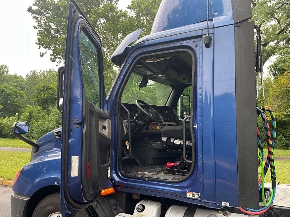 Day Cab Tractor-Heavy Duty Tractors-Freightliner-2020-T12664ST-Reading-PA-772,954\n\t\tmiles-$ 25,250 - Image 9