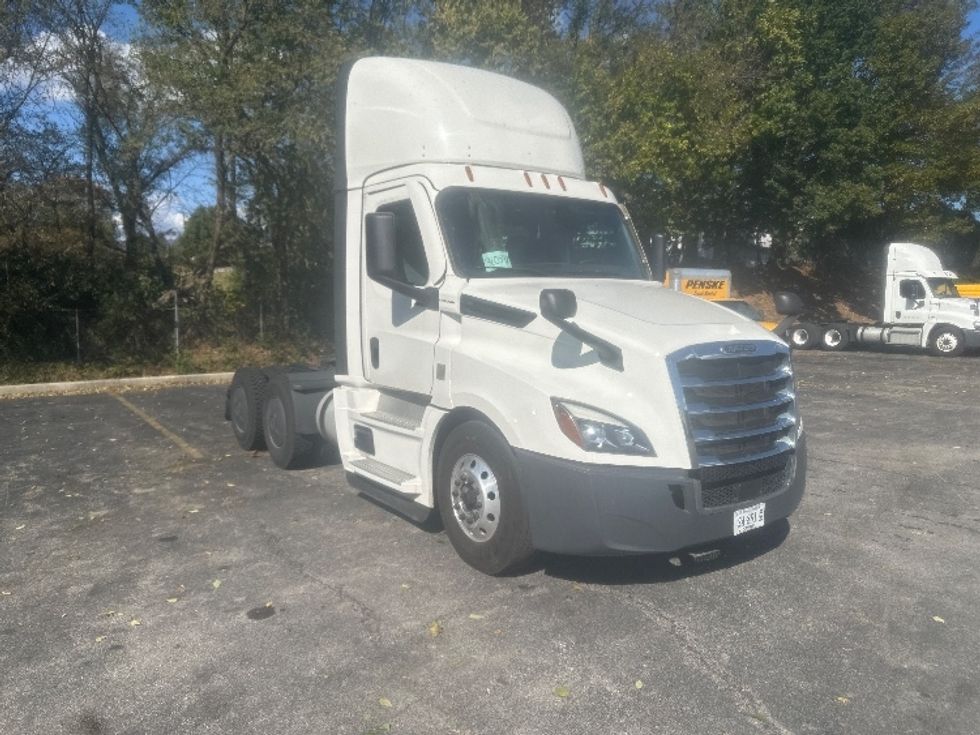 Day Cab Tractor-Heavy Duty Tractors-Freightliner-2020-T12664ST-Roanoke-VA-592,687\n\t\tmiles-$ 37,250 - Image 1