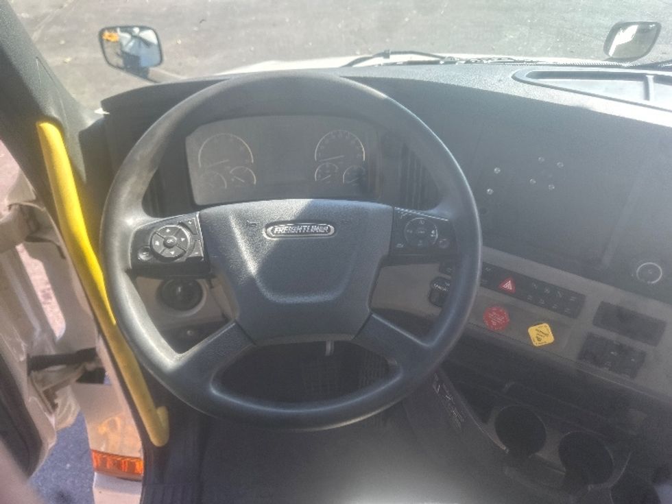 Day Cab Tractor-Heavy Duty Tractors-Freightliner-2020-T12664ST-Roanoke-VA-592,687\n\t\tmiles-$ 37,250 - Image 10