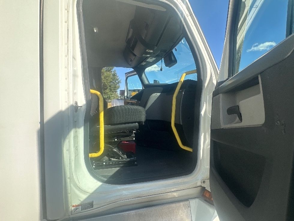 Day Cab Tractor-Heavy Duty Tractors-Freightliner-2020-T12664ST-Roanoke-VA-592,687\n\t\tmiles-$ 37,250 - Image 11