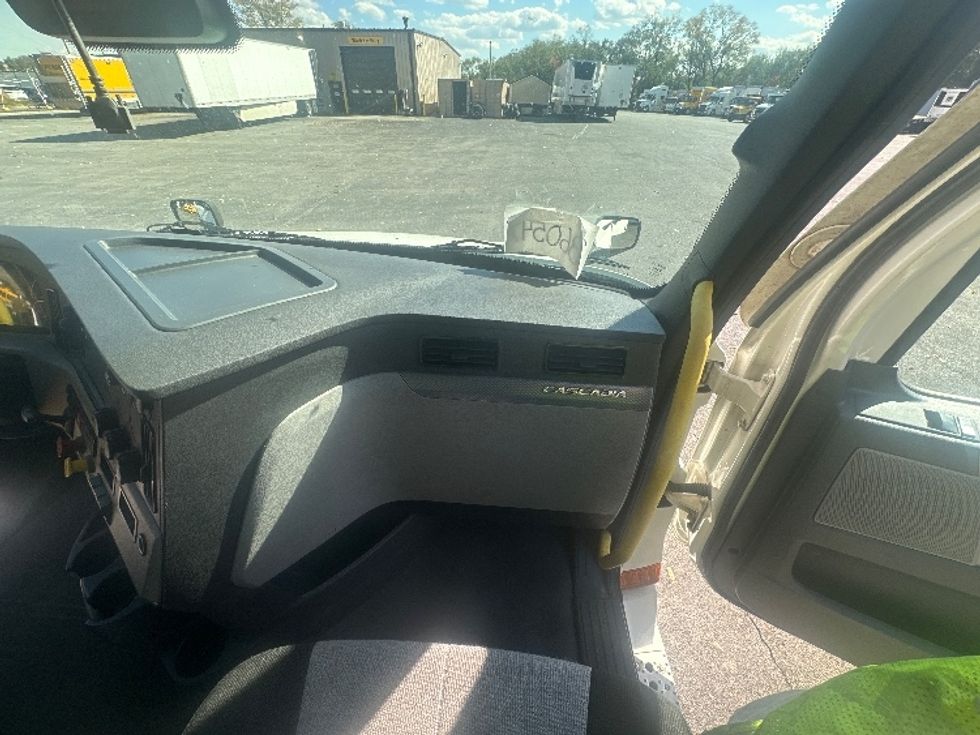 Day Cab Tractor-Heavy Duty Tractors-Freightliner-2020-T12664ST-Roanoke-VA-592,687\n\t\tmiles-$ 37,250 - Image 12