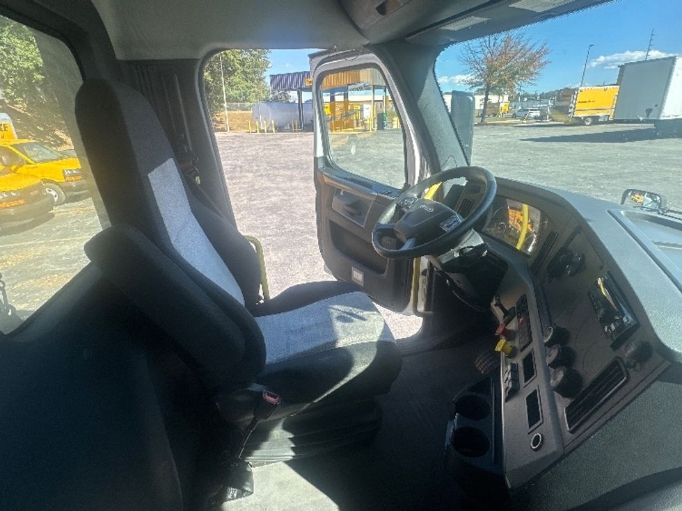 Day Cab Tractor-Heavy Duty Tractors-Freightliner-2020-T12664ST-Roanoke-VA-592,687\n\t\tmiles-$ 37,250 - Image 13