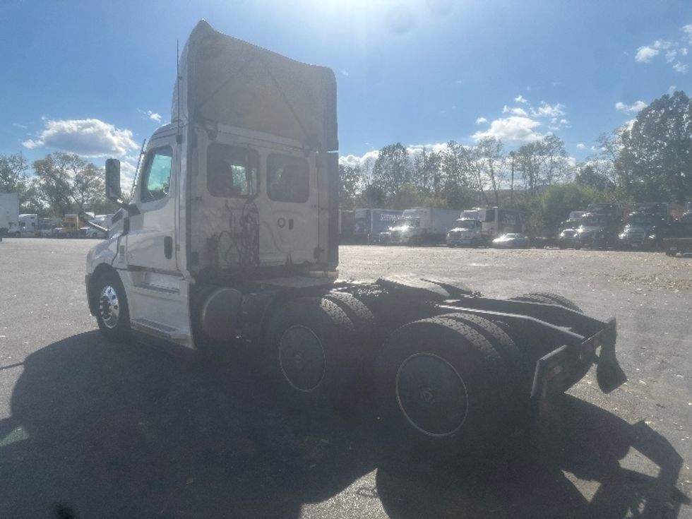 Day Cab Tractor-Heavy Duty Tractors-Freightliner-2020-T12664ST-Roanoke-VA-592,687\n\t\tmiles-$ 37,250 - Image 4
