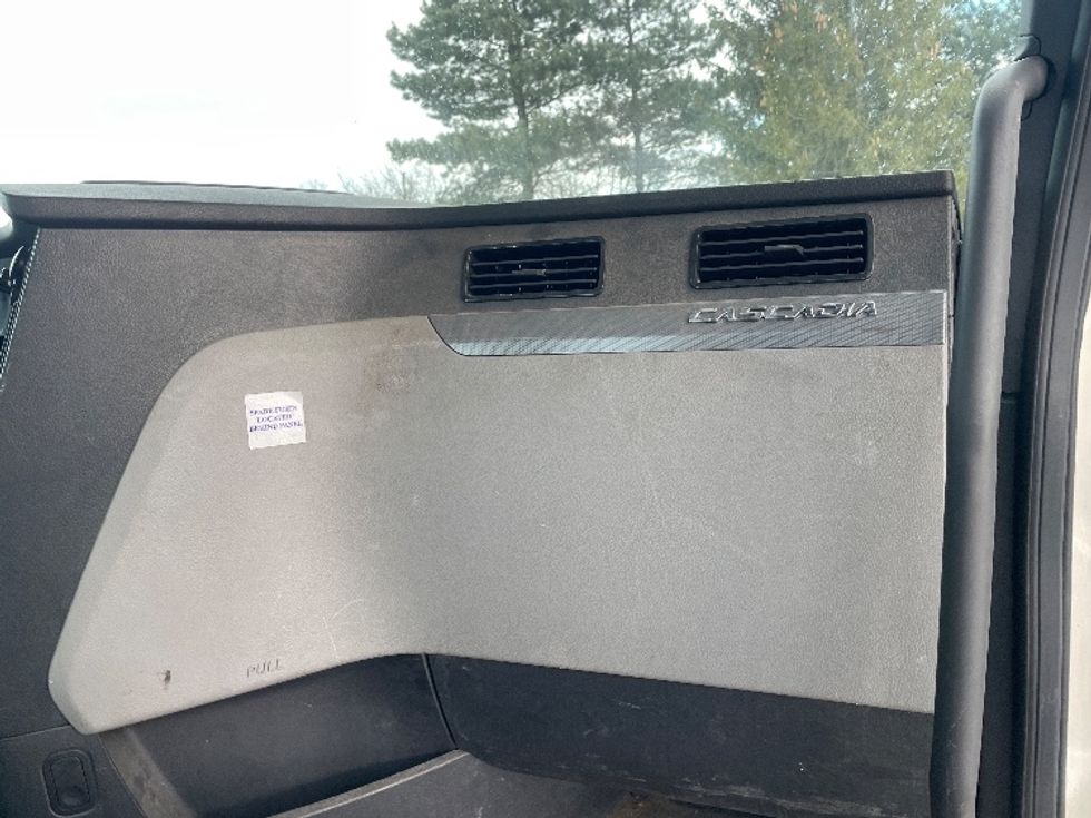 Day Cab Tractor-Heavy Duty Tractors-Freightliner-2020-T12664ST-Rochester-NY-237,414\n\t\tmiles-$ 54,750 - Image 13