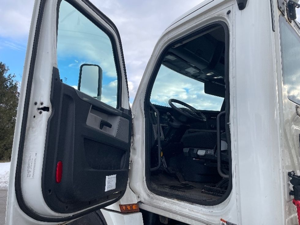 Day Cab Tractor-Heavy Duty Tractors-Freightliner-2020-T12664ST-Rochester-NY-237,414\n\t\tmiles-$ 54,750 - Image 9
