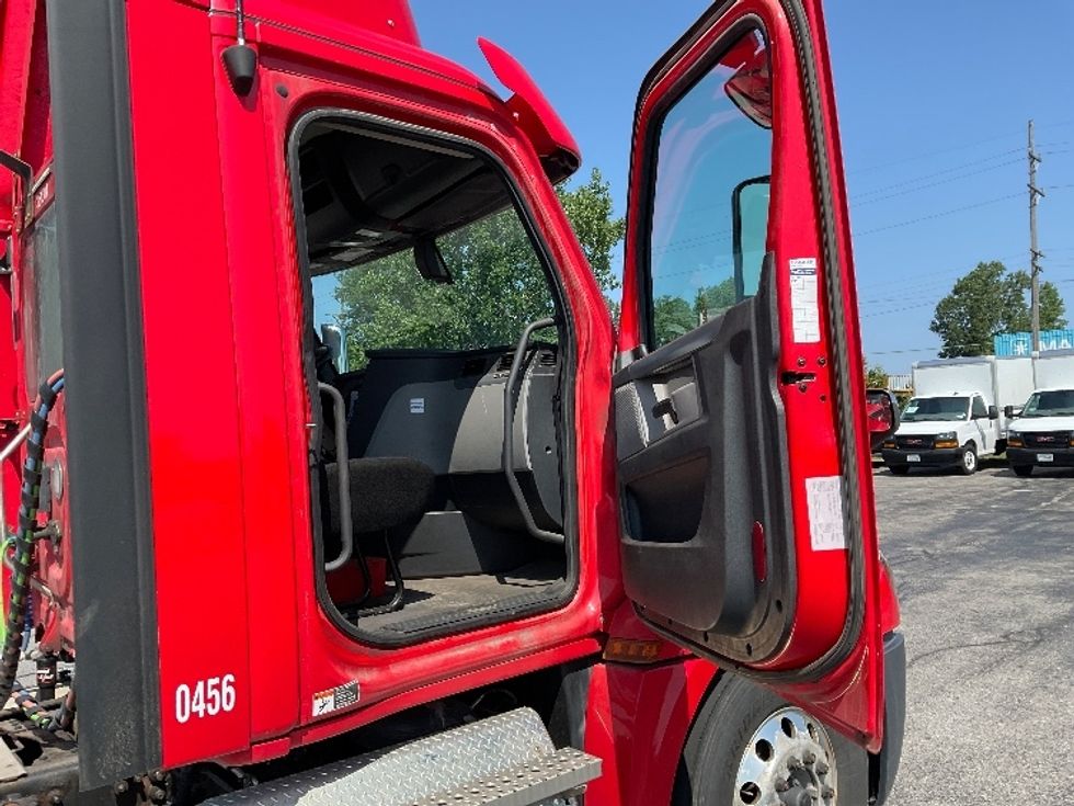 Day Cab Tractor-Heavy Duty Tractors-Freightliner-2020-T12664ST-Rochester-NY-277,938\n\t\tmiles-$ 54,000 - Image 12