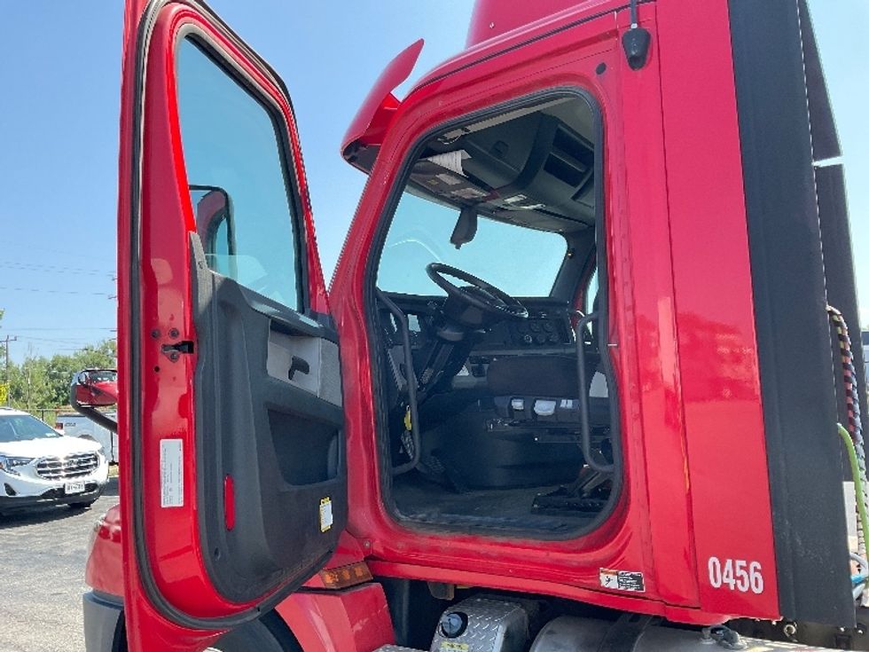 Day Cab Tractor-Heavy Duty Tractors-Freightliner-2020-T12664ST-Rochester-NY-277,938\n\t\tmiles-$ 54,000 - Image 9