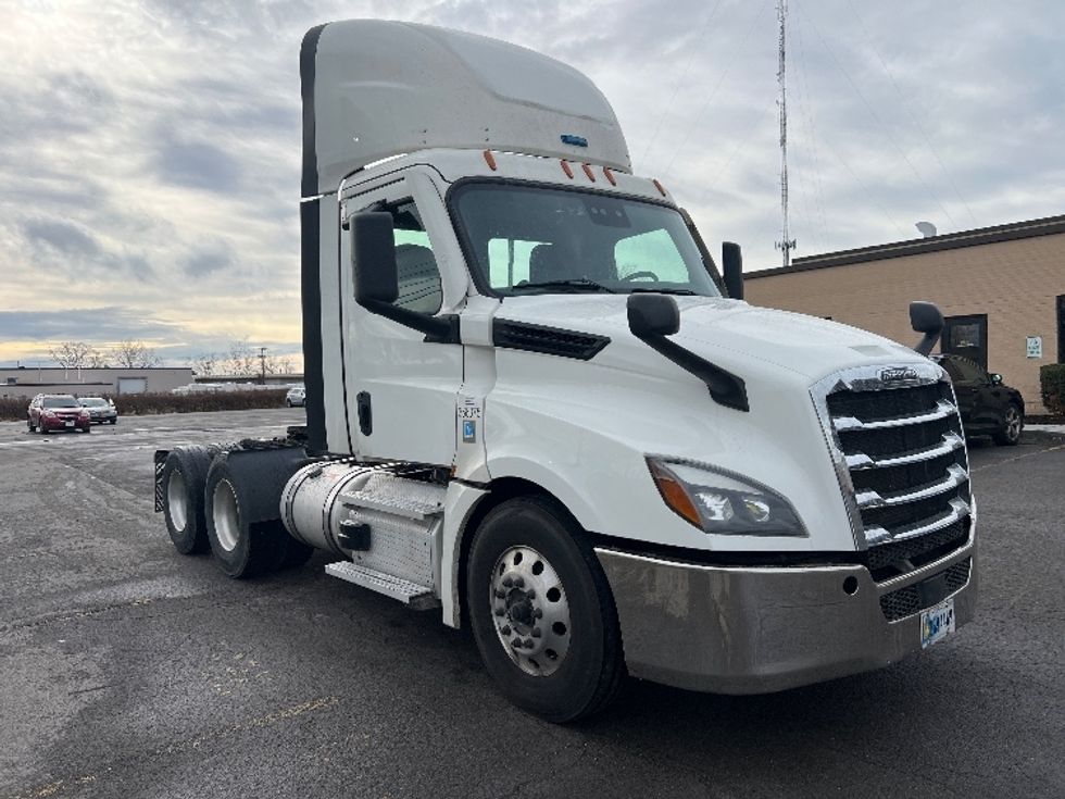 Day Cab Tractor-Heavy Duty Tractors-Freightliner-2020-T12664ST-Rochester-NY-644,222\n\t\tmiles-$ 30,750 - Image 1