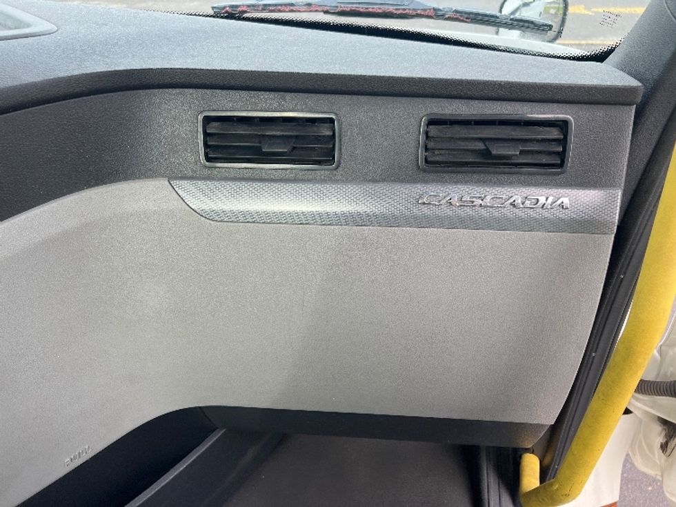 Day Cab Tractor-Heavy Duty Tractors-Freightliner-2020-T12664ST-Rochester-NY-644,222\n\t\tmiles-$ 30,750 - Image 13