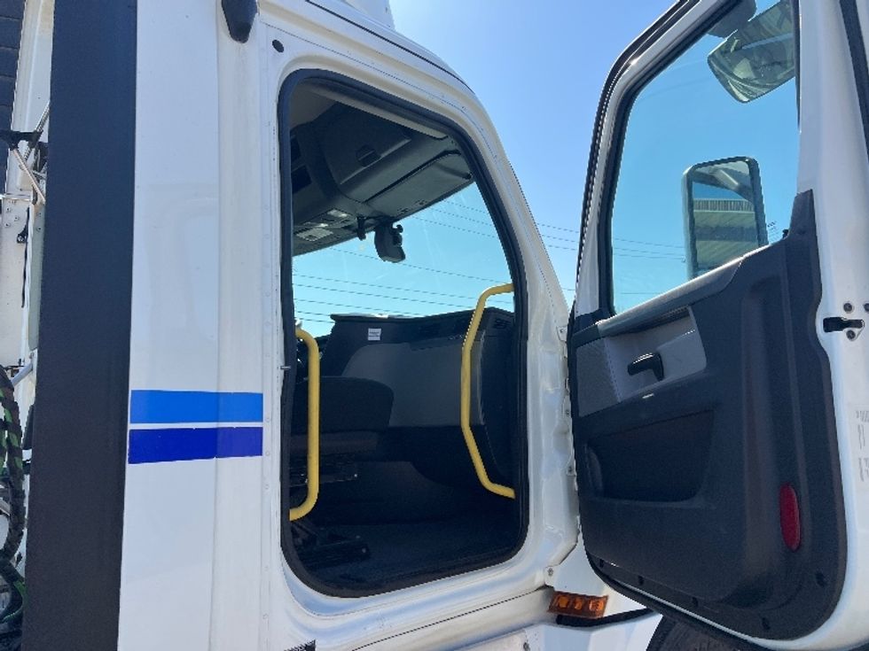 Day Cab Tractor-Heavy Duty Tractors-Freightliner-2020-T12664ST-Rochester-NY-717,970\n\t\tmiles-$ 28,750 - Image 12