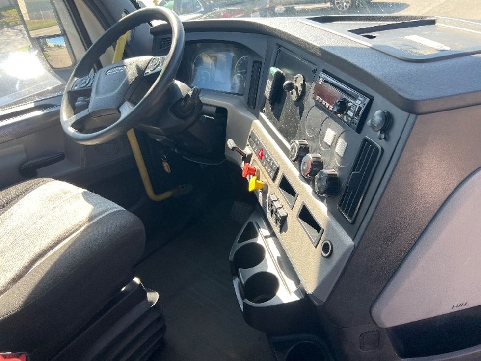 Day Cab Tractor-Heavy Duty Tractors-Freightliner-2020-T12664ST-Rochester-NY-717,970\n\t\tmiles-$ 28,750 - Image 14