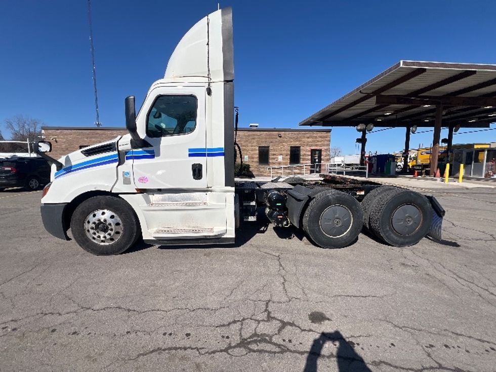 Day Cab Tractor-Heavy Duty Tractors-Freightliner-2020-T12664ST-Rochester-NY-717,970\n\t\tmiles-$ 28,750 - Image 4