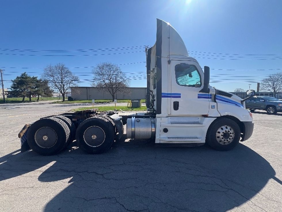 Day Cab Tractor-Heavy Duty Tractors-Freightliner-2020-T12664ST-Rochester-NY-717,970\n\t\tmiles-$ 28,750 - Image 8