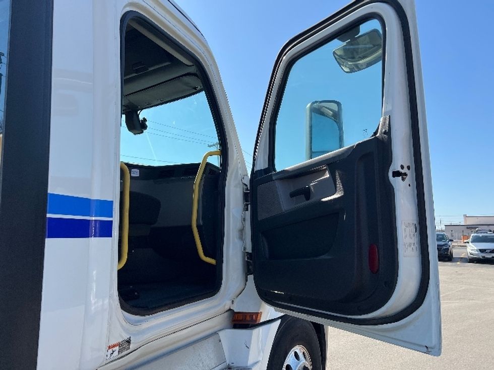 Day Cab Tractor-Heavy Duty Tractors-Freightliner-2020-T12664ST-Rochester-NY-753,842\n\t\tmiles-$ 28,750 - Image 12