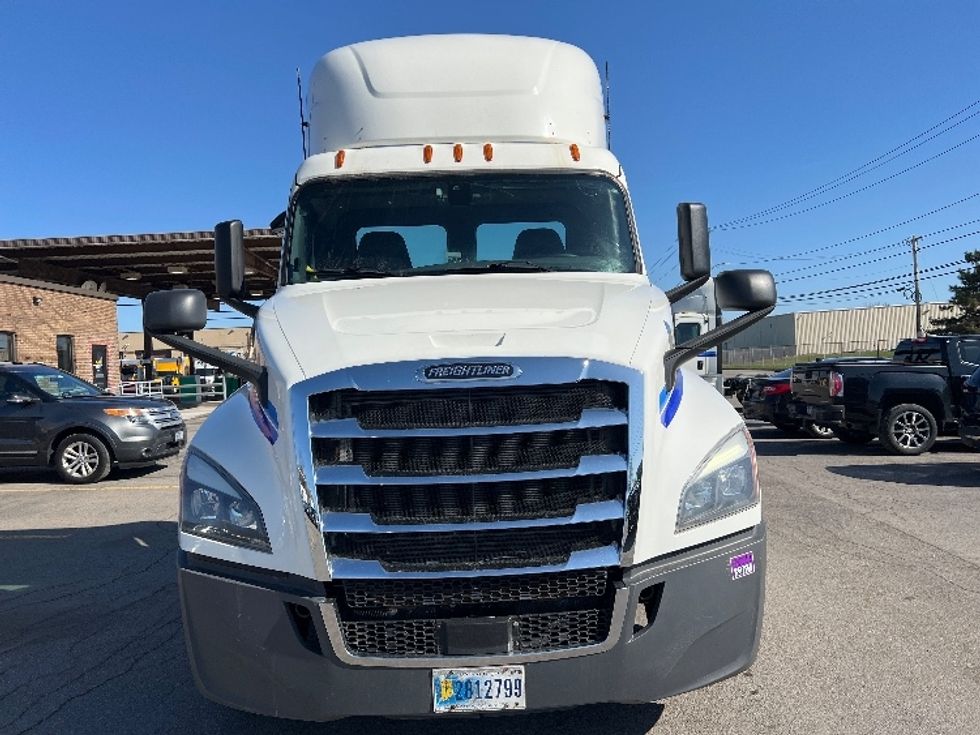 Day Cab Tractor-Heavy Duty Tractors-Freightliner-2020-T12664ST-Rochester-NY-753,842\n\t\tmiles-$ 28,750 - Image 2