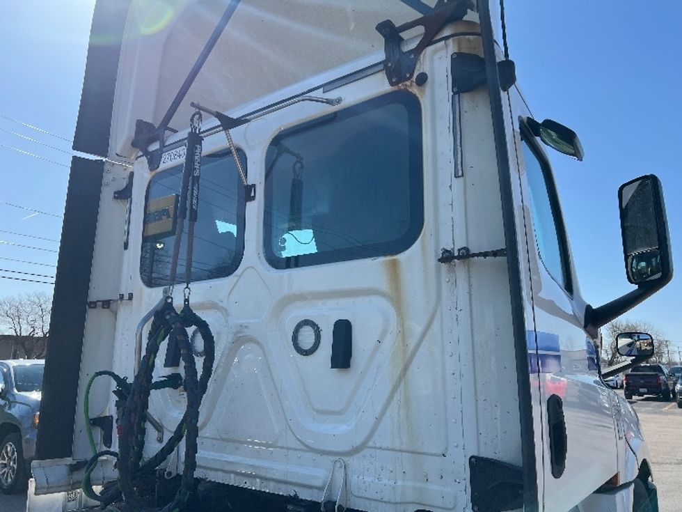 Day Cab Tractor-Heavy Duty Tractors-Freightliner-2020-T12664ST-Rochester-NY-753,842\n\t\tmiles-$ 28,750 - Image 21