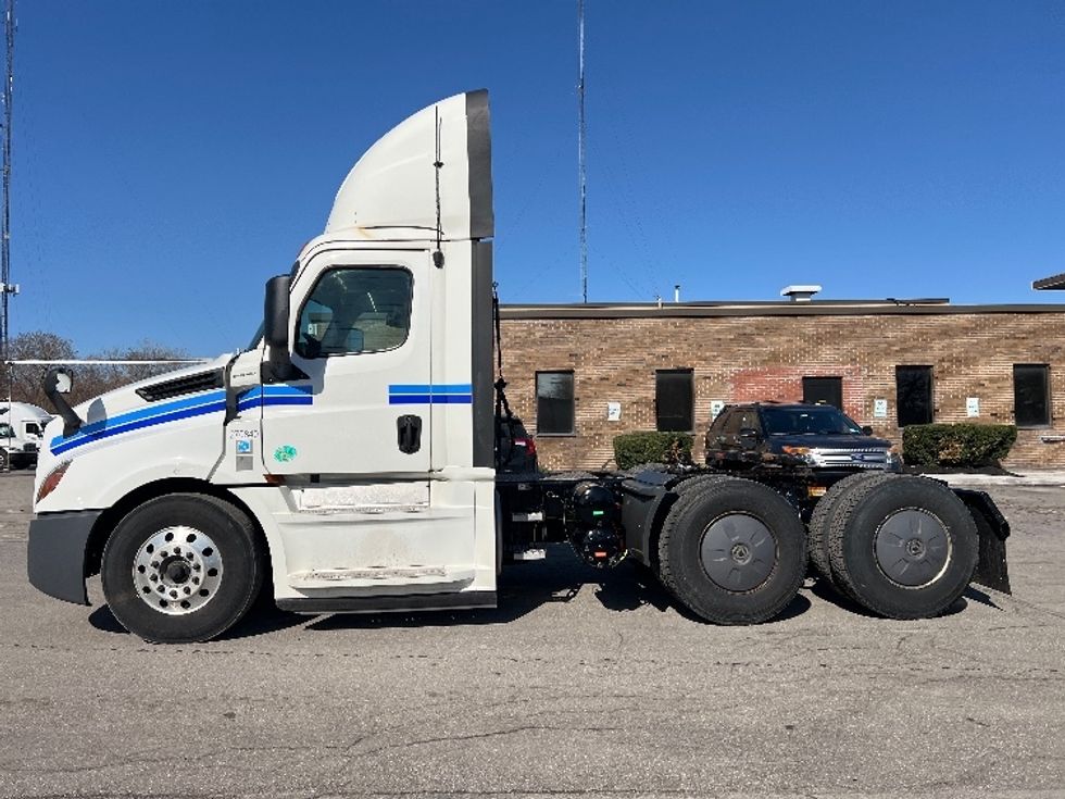 Day Cab Tractor-Heavy Duty Tractors-Freightliner-2020-T12664ST-Rochester-NY-753,842\n\t\tmiles-$ 28,750 - Image 4
