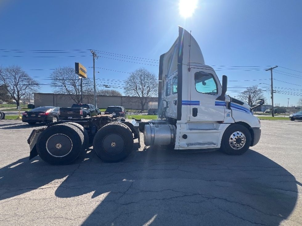 Day Cab Tractor-Heavy Duty Tractors-Freightliner-2020-T12664ST-Rochester-NY-753,842\n\t\tmiles-$ 28,750 - Image 8