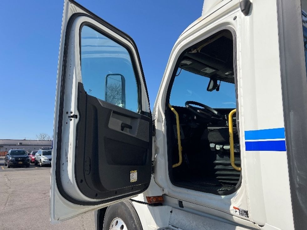 Day Cab Tractor-Heavy Duty Tractors-Freightliner-2020-T12664ST-Rochester-NY-753,842\n\t\tmiles-$ 28,750 - Image 9