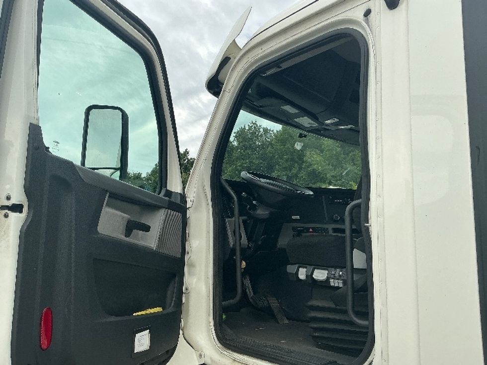 Day Cab Tractor-Heavy Duty Tractors-Freightliner-2020-T12664ST-Rocky Mount-NC-355,301\n\t\tmiles-$ 57,500 - Image 9