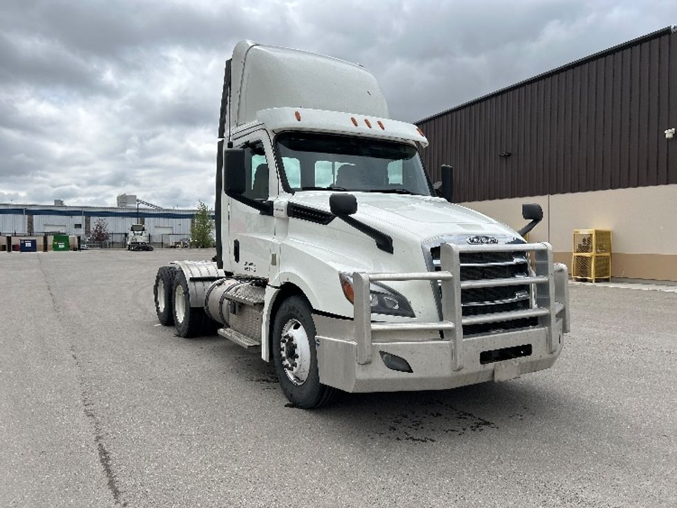 Day Cab Tractor-Heavy Duty Tractors-Freightliner-2020-T12664ST-Rocky View County-AB-761,303\n\t\tkm-$ 56,500 - Image 1