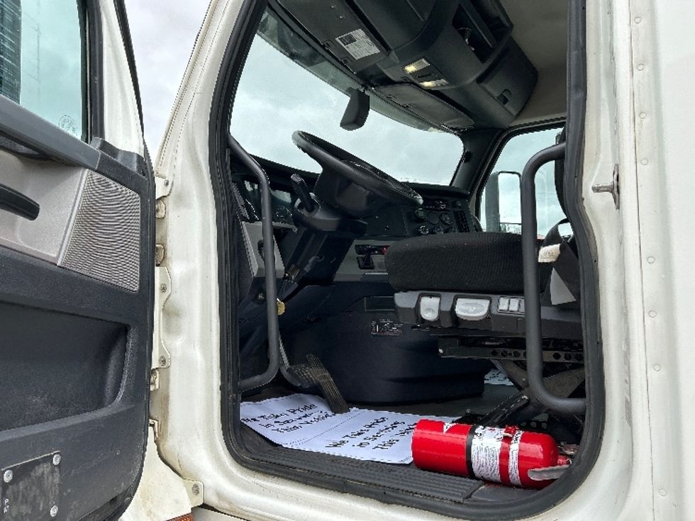 Day Cab Tractor-Heavy Duty Tractors-Freightliner-2020-T12664ST-Rocky View County-AB-761,303\n\t\tkm-$ 56,500 - Image 10