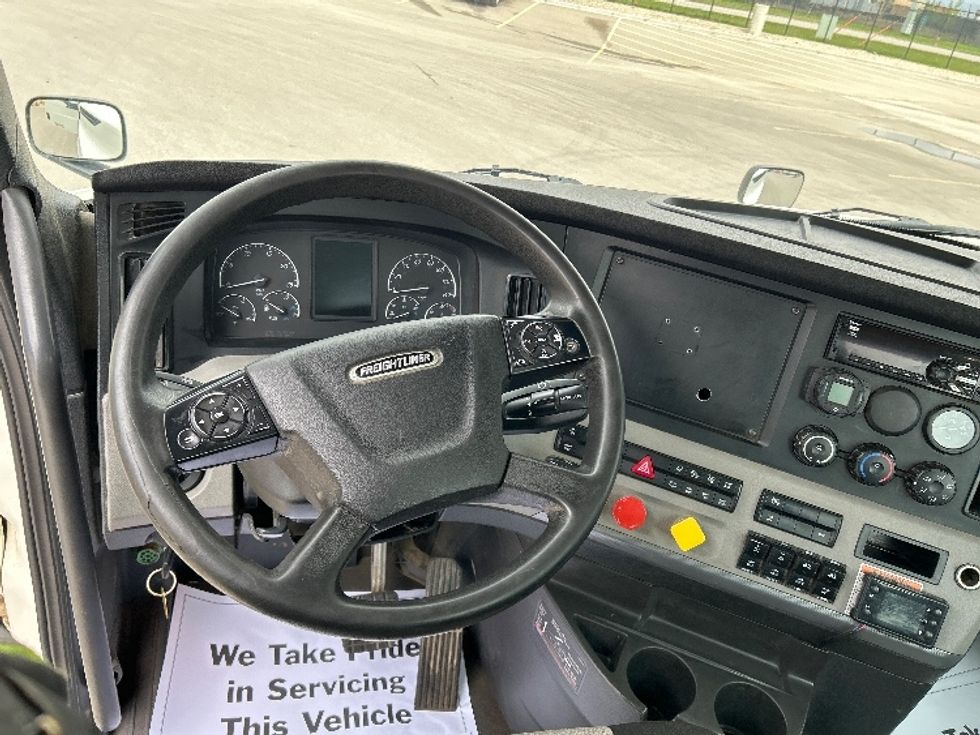 Day Cab Tractor-Heavy Duty Tractors-Freightliner-2020-T12664ST-Rocky View County-AB-761,303\n\t\tkm-$ 56,500 - Image 11