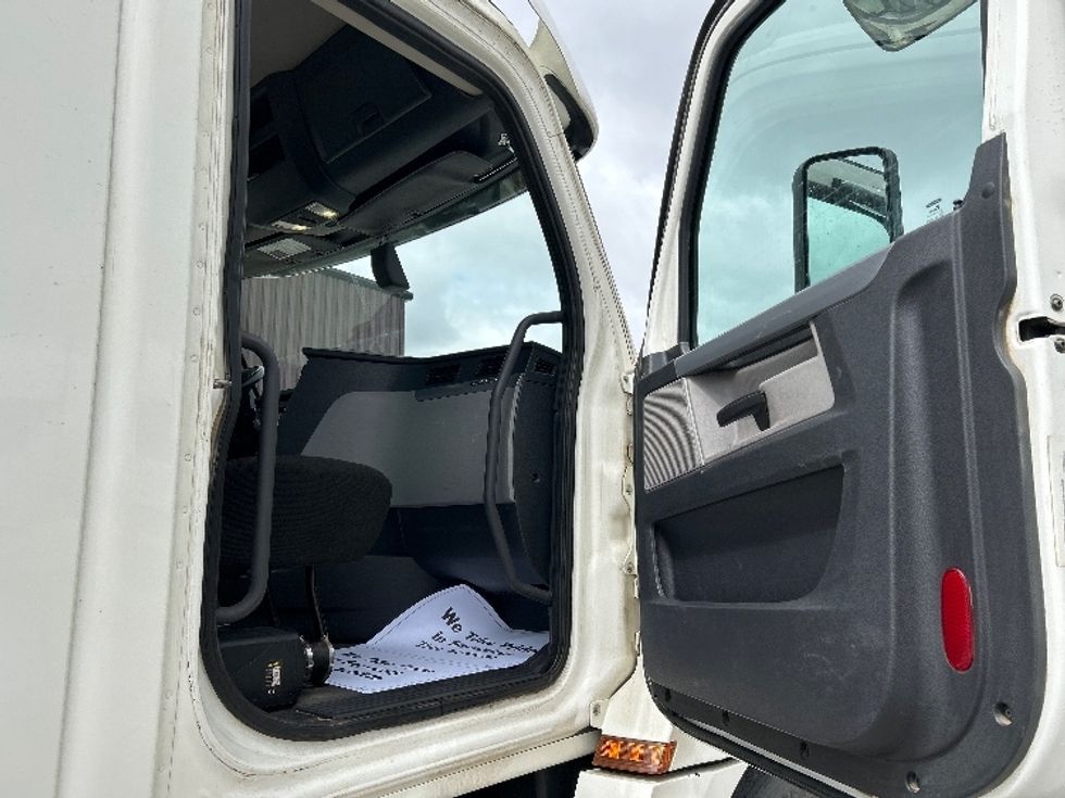 Day Cab Tractor-Heavy Duty Tractors-Freightliner-2020-T12664ST-Rocky View County-AB-761,303\n\t\tkm-$ 56,500 - Image 12