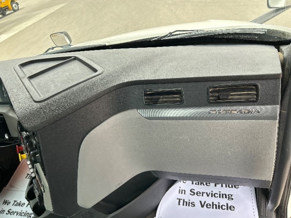 Day Cab Tractor-Heavy Duty Tractors-Freightliner-2020-T12664ST-Rocky View County-AB-761,303\n\t\tkm-$ 56,500 - Image 13