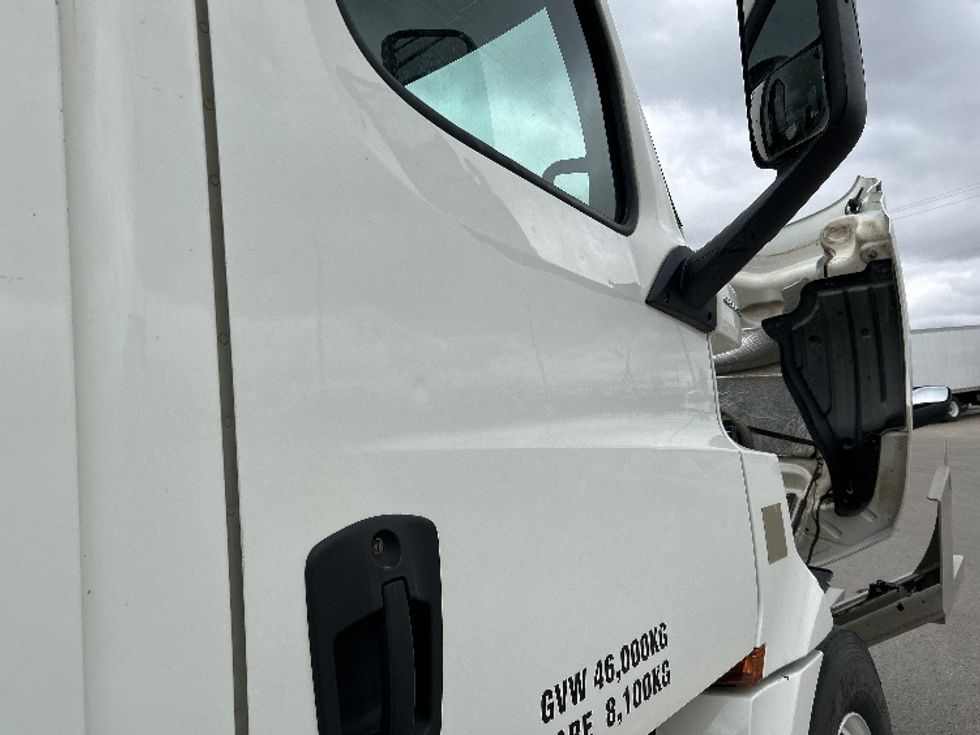 Day Cab Tractor-Heavy Duty Tractors-Freightliner-2020-T12664ST-Rocky View County-AB-761,303\n\t\tkm-$ 56,500 - Image 19