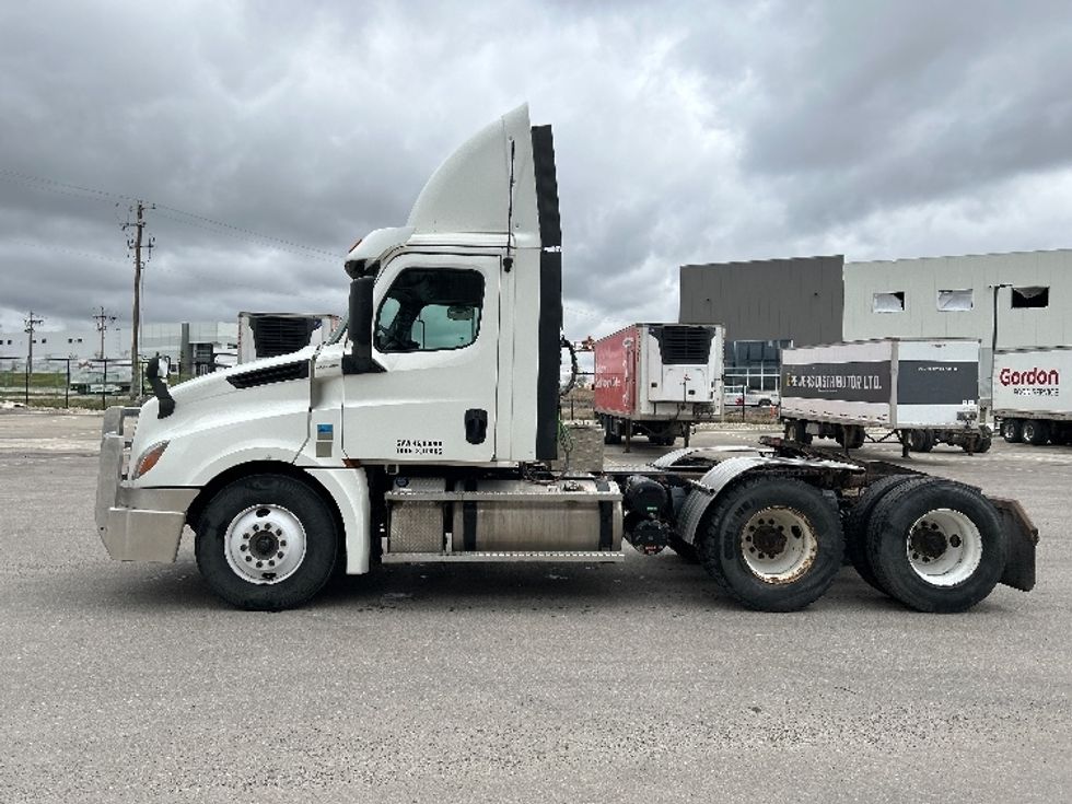 Day Cab Tractor-Heavy Duty Tractors-Freightliner-2020-T12664ST-Rocky View County-AB-761,303\n\t\tkm-$ 56,500 - Image 4
