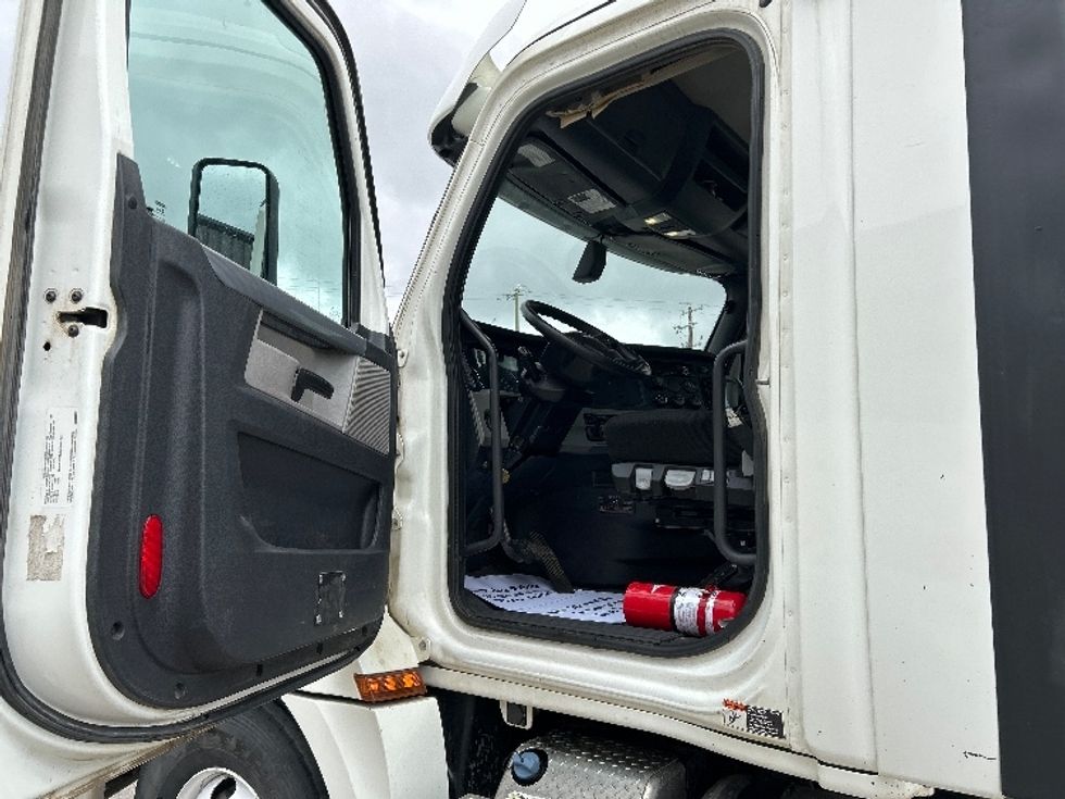 Day Cab Tractor-Heavy Duty Tractors-Freightliner-2020-T12664ST-Rocky View County-AB-761,303\n\t\tkm-$ 56,500 - Image 9