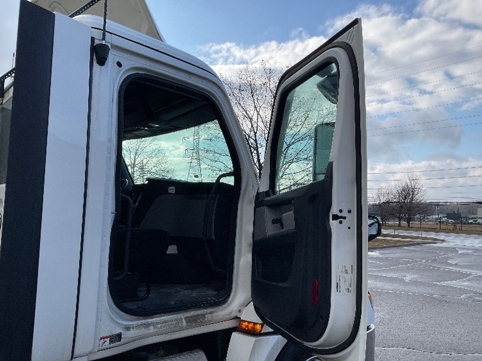 Day Cab Tractor-Heavy Duty Tractors-Freightliner-2020-T12664ST-Romulus-MI-298,849\n\t\tmiles-$ 46,250 - Image 11