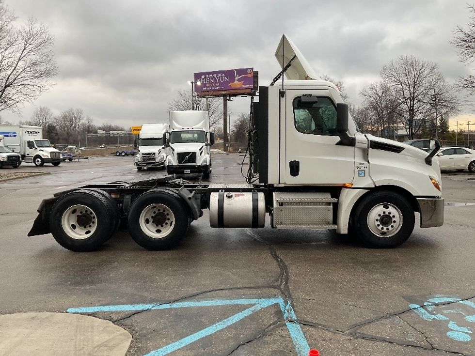 Day Cab Tractor-Heavy Duty Tractors-Freightliner-2020-T12664ST-Romulus-MI-298,849\n\t\tmiles-$ 46,250 - Image 7