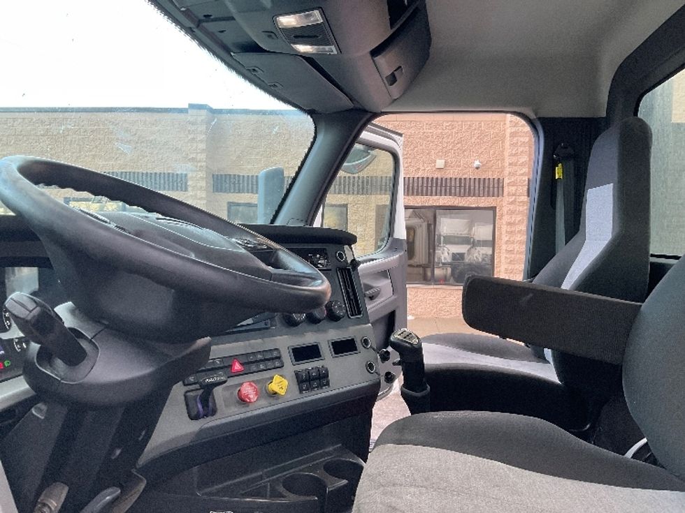 Day Cab Tractor-Heavy Duty Tractors-Freightliner-2020-T12664ST-Romulus-MI-298,849\n\t\tmiles-$ 46,250 - Image 9